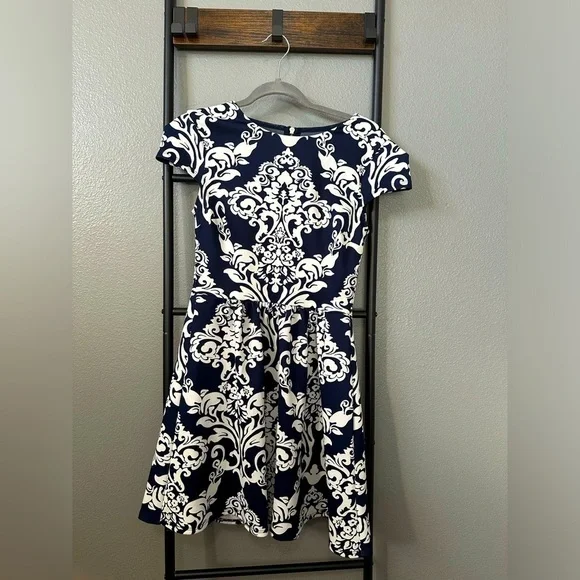 🚨 B. Darlin Navy/White Abstract Dress. Size 7/8. - Picture 2 of 8